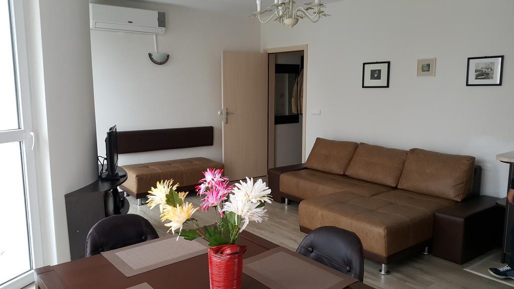 Kraybrezhna Apartment ポモリエ エクステリア 写真