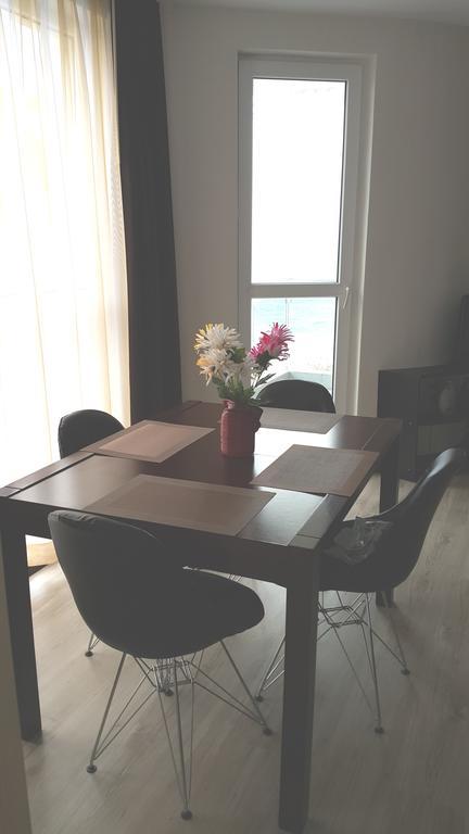 Kraybrezhna Apartment ポモリエ エクステリア 写真